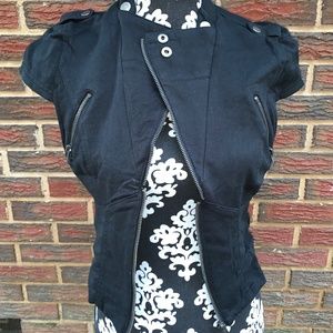 Ali & Kris Sleeve-less Crop Jacket